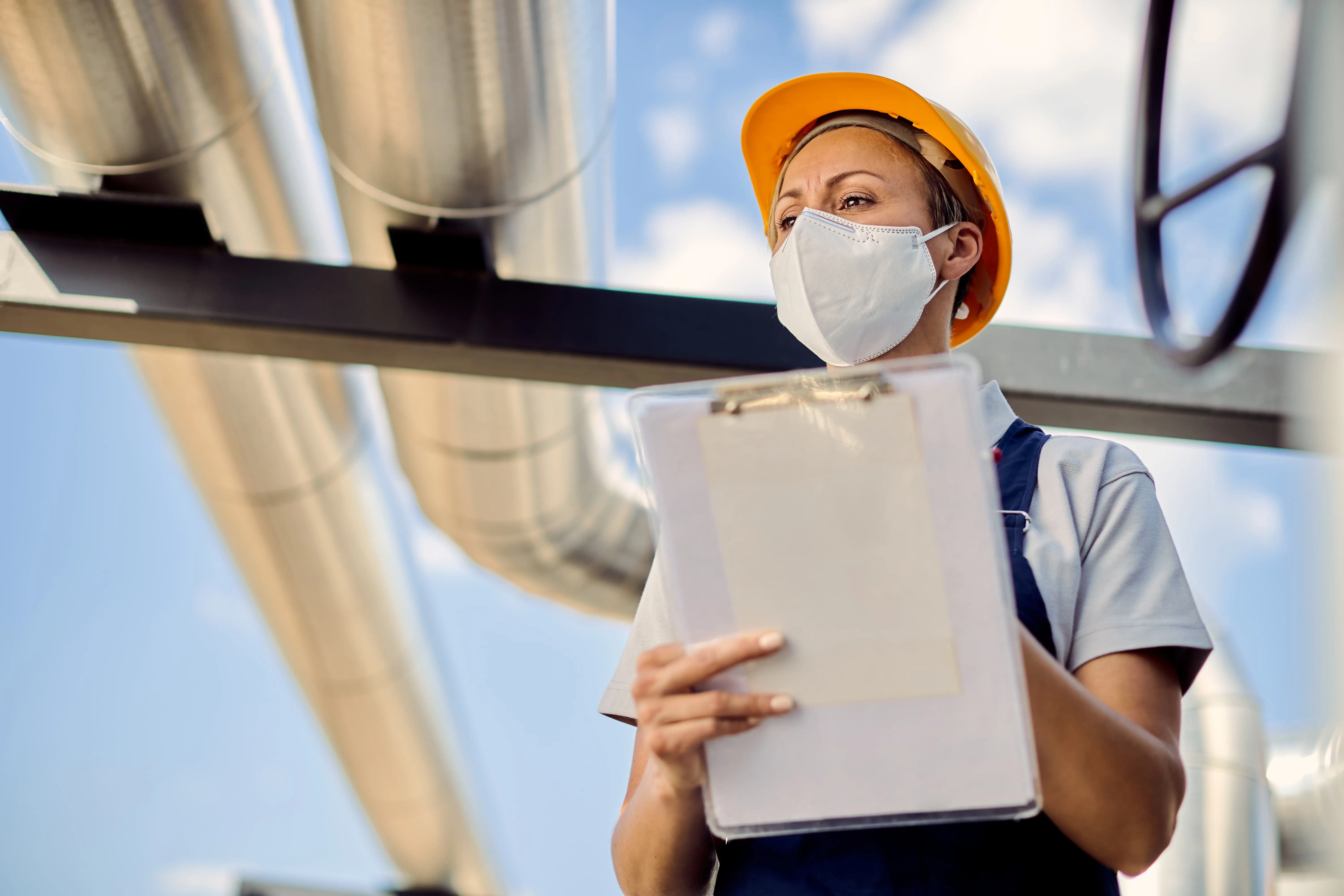 Técnico de Jota Solutions realizando control de plagas profesional en empresa